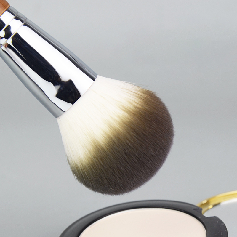 Beautichen | Пушистая кисть для макияжа с деревянной ручкой — градиентный ворс, премиальный комфорт и точность