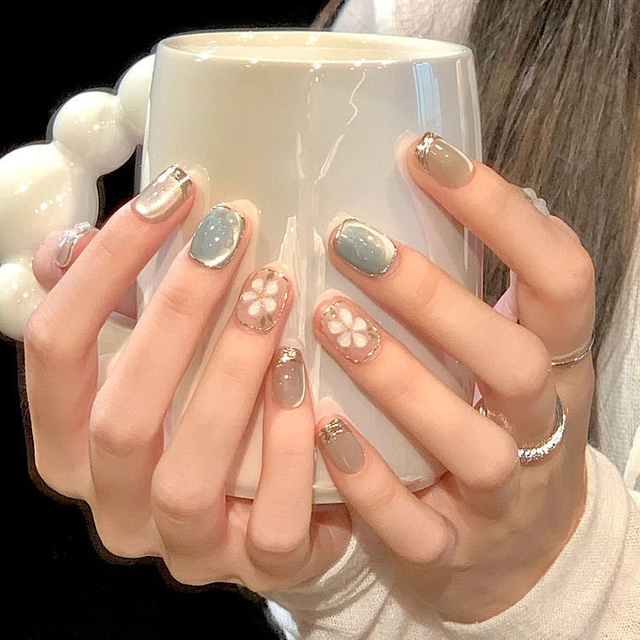 Beautichen — набор из 10 накладных ногтей с цветочным дизайном, голубо‑зелёной палитрой и блёстками