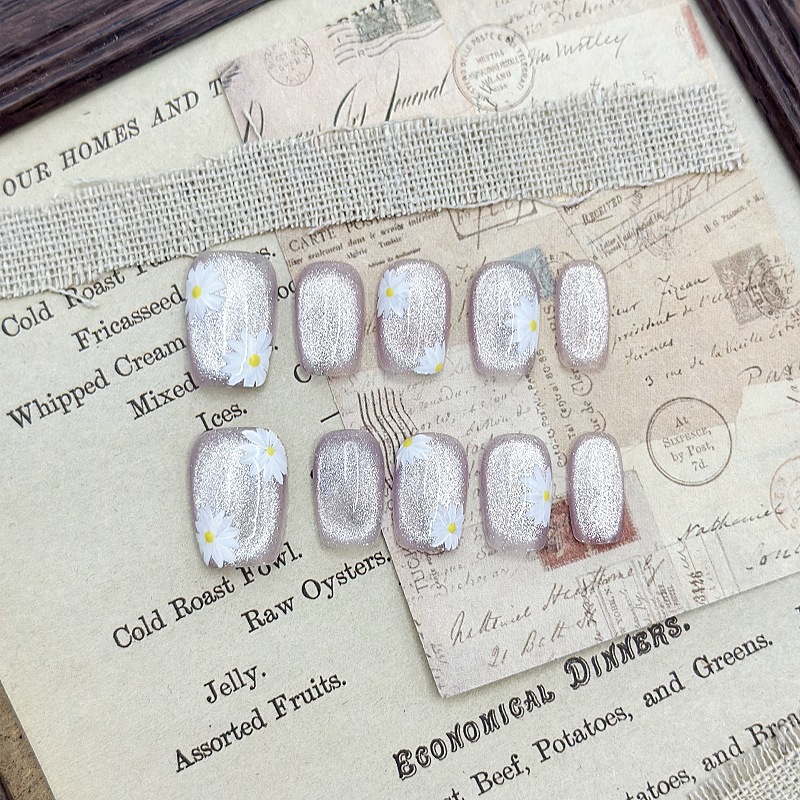 Beautichen — набор из 10 накладных ногтей с ромашками и нежным блеском