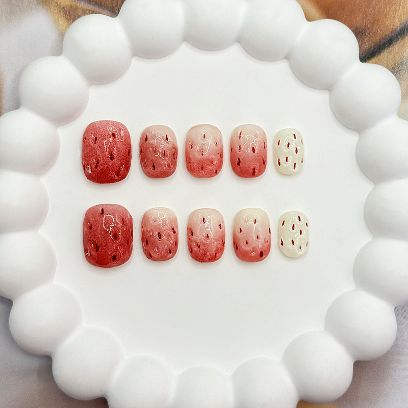 Beautichen — Набор Из 10 Накладных Ногтей С Клубничным Градиентом И Декоративными Элементами