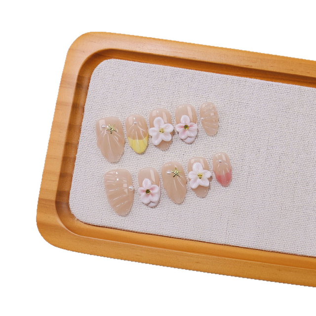 Beautichen — набор из 10 накладных ногтей с цветами, жемчугом и морскими звёздами, в нюдовом стиле