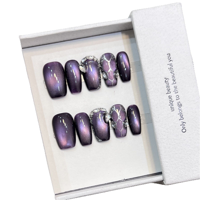 Beautichen — набор из 10 накладных ногтей с эффектом «кошачий глаз», градиентным фиолетовым дизайном и блёстками