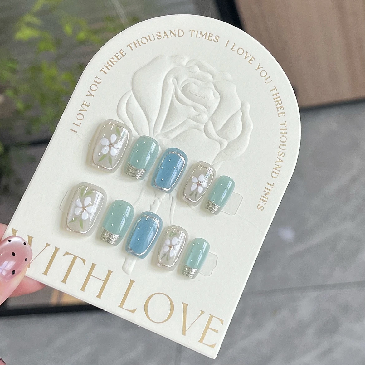 Beautichen — набор из 10 накладных ногтей с цветочным дизайном, голубо‑зелёной палитрой и блёстками