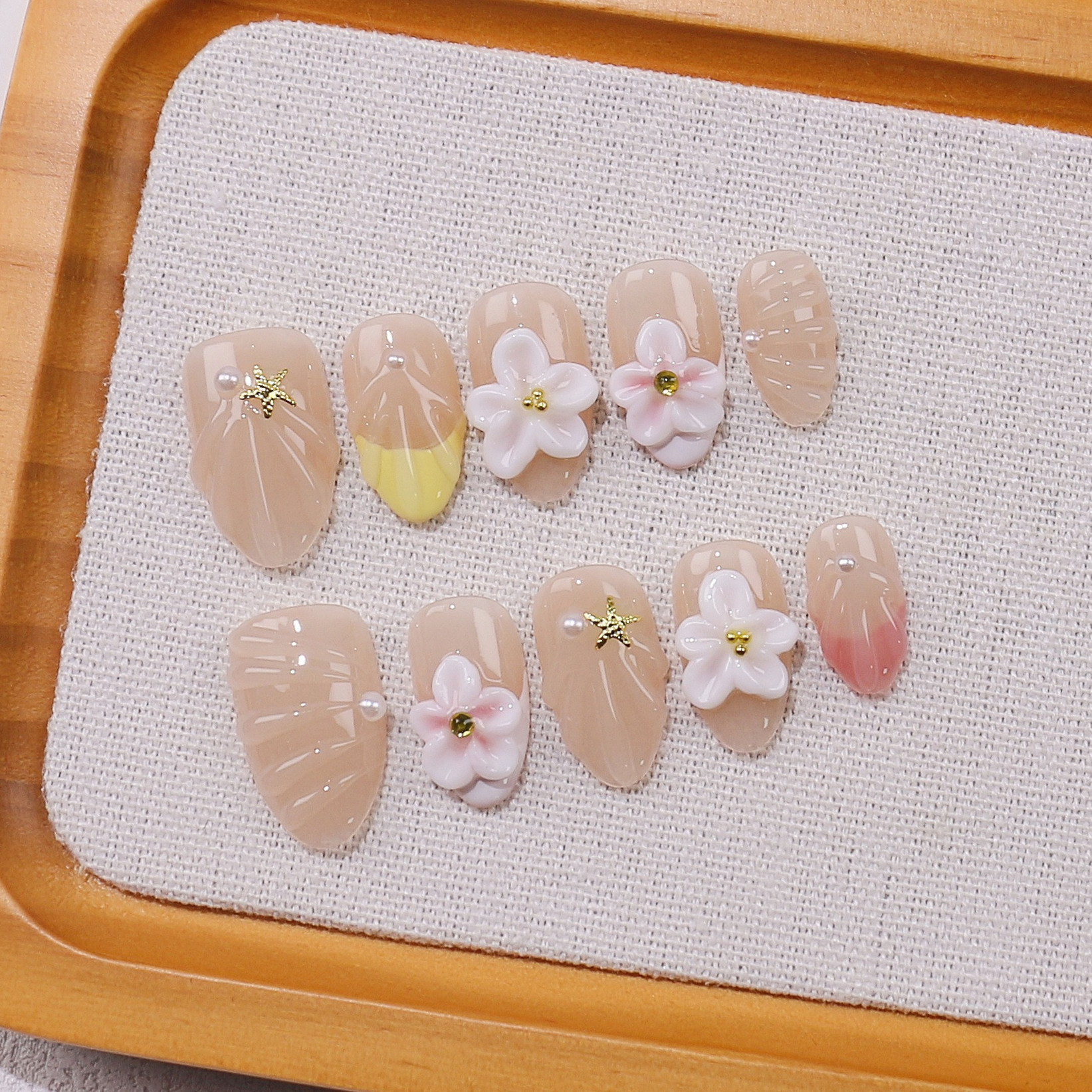 Beautichen — набор из 10 накладных ногтей с цветами, жемчугом и морскими звёздами, в нюдовом стиле