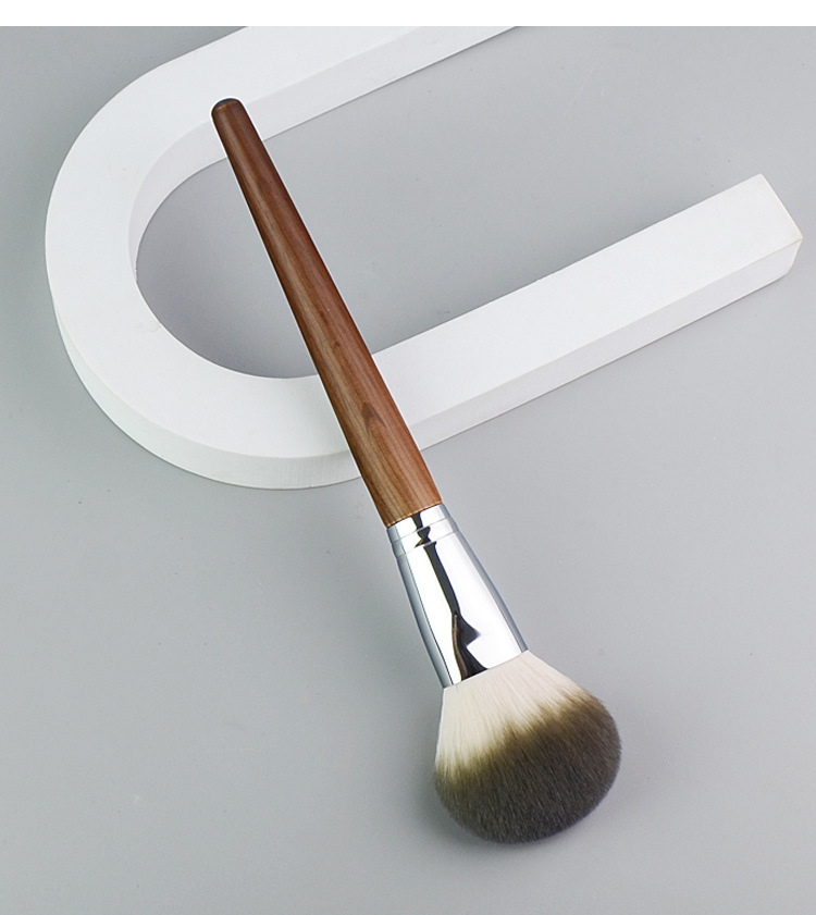 Beautichen | Пушистая кисть для макияжа с деревянной ручкой — градиентный ворс, премиальный комфорт и точность