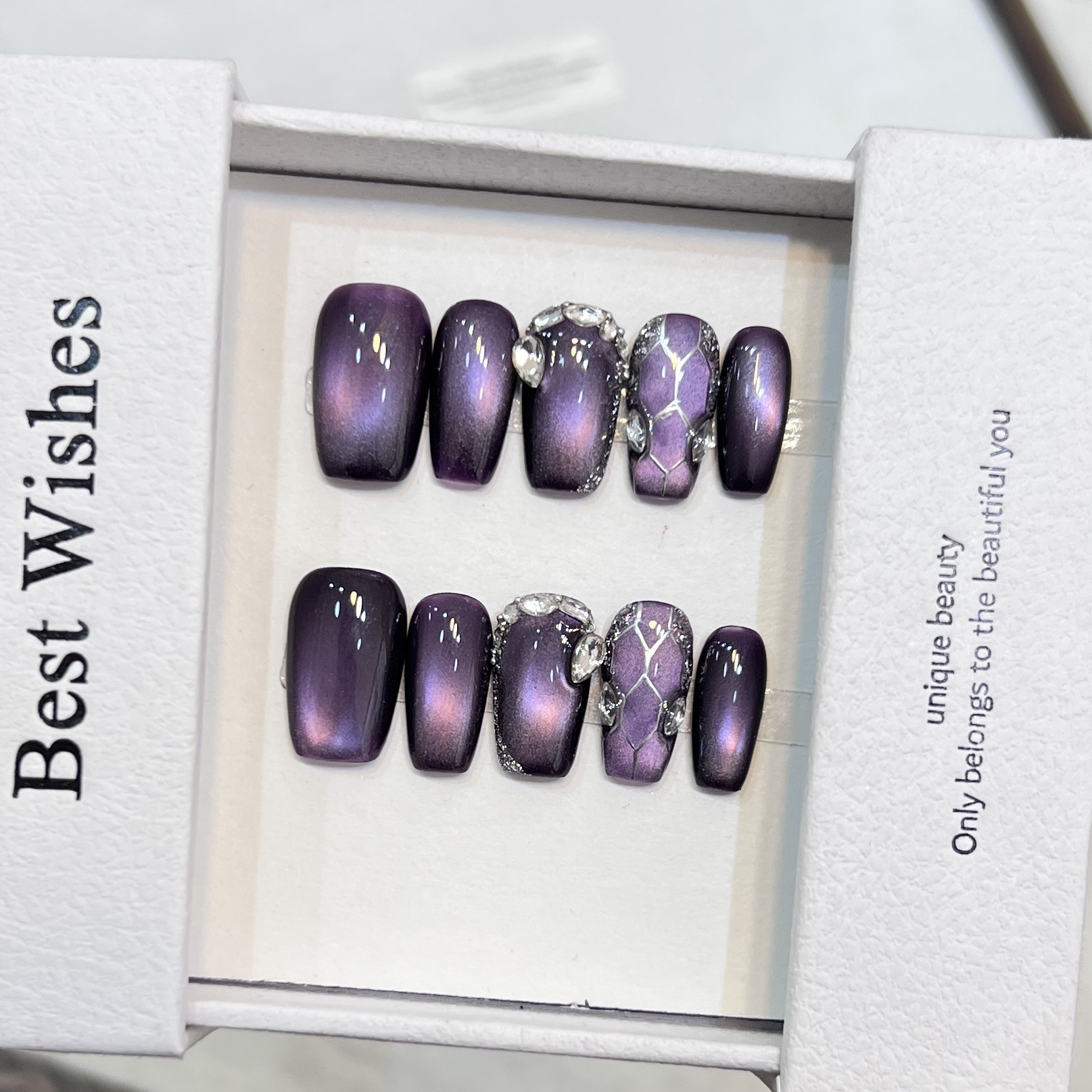 Beautichen — набор из 10 накладных ногтей с эффектом «кошачий глаз», градиентным фиолетовым дизайном и блёстками