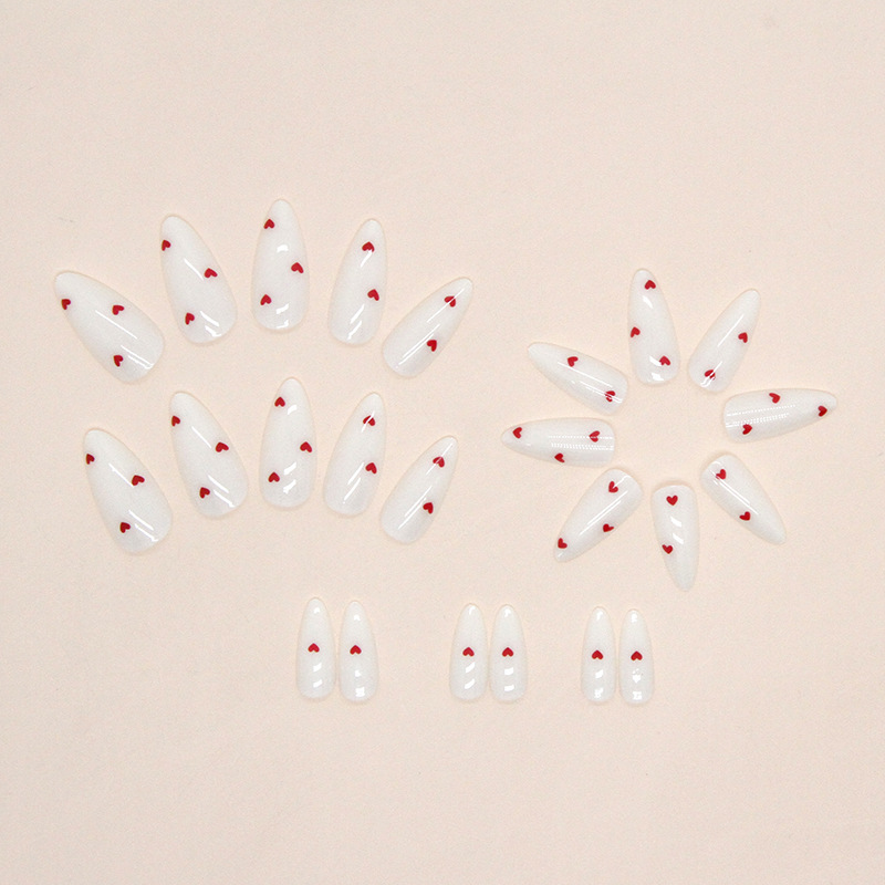 Beautichen — набор из 12 накладных ногтей с белой основой и красными сердечками, романтичный стиль
