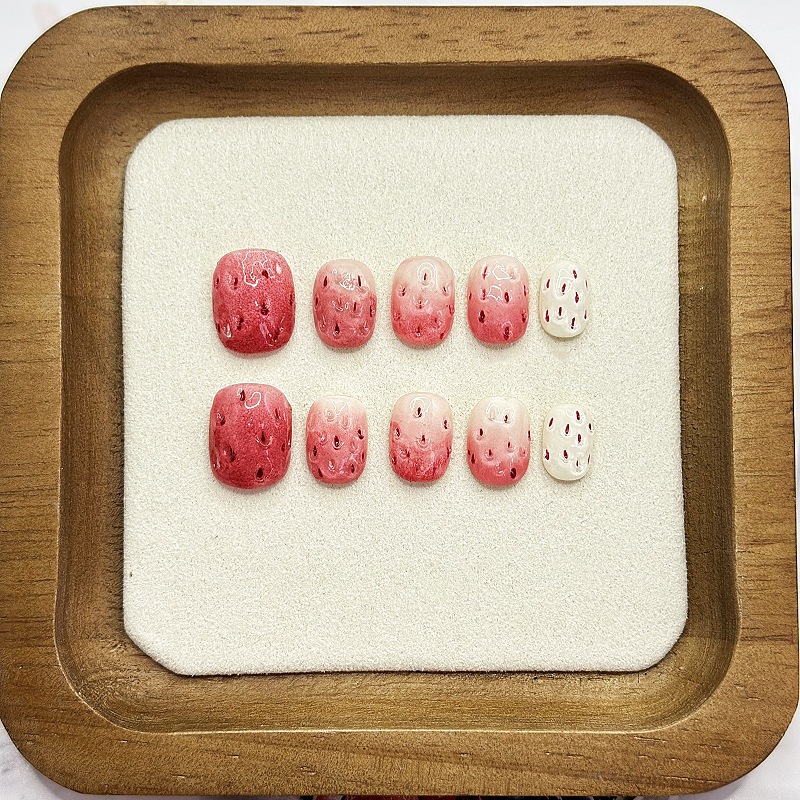 Beautichen — Набор Из 10 Накладных Ногтей С Клубничным Градиентом И Декоративными Элементами