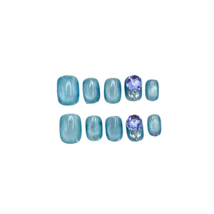 Beautichen — набор из 10 накладных ногтей с бирюзовым покрытием и 3D‑украшениями в виде кристаллов