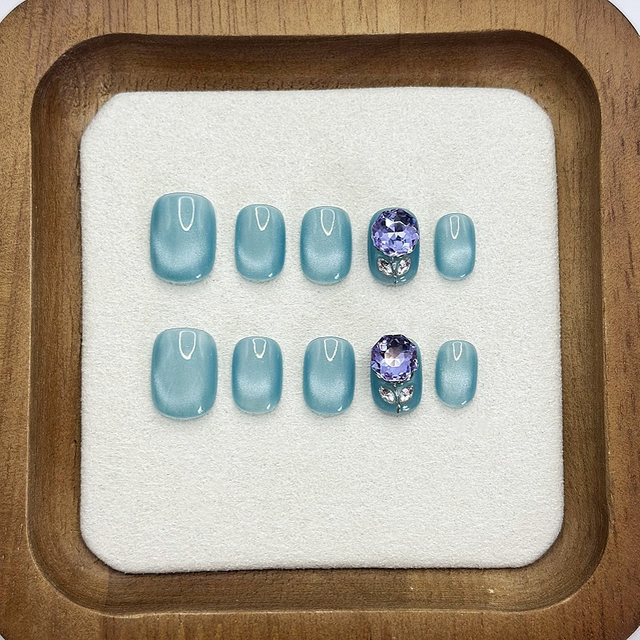 Beautichen — набор из 10 накладных ногтей с бирюзовым покрытием и 3D‑украшениями в виде кристаллов