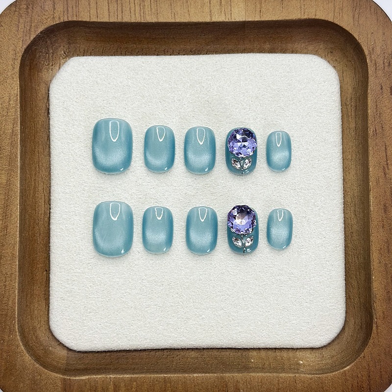 Beautichen — набор из 10 накладных ногтей с бирюзовым покрытием и 3D‑украшениями в виде кристаллов