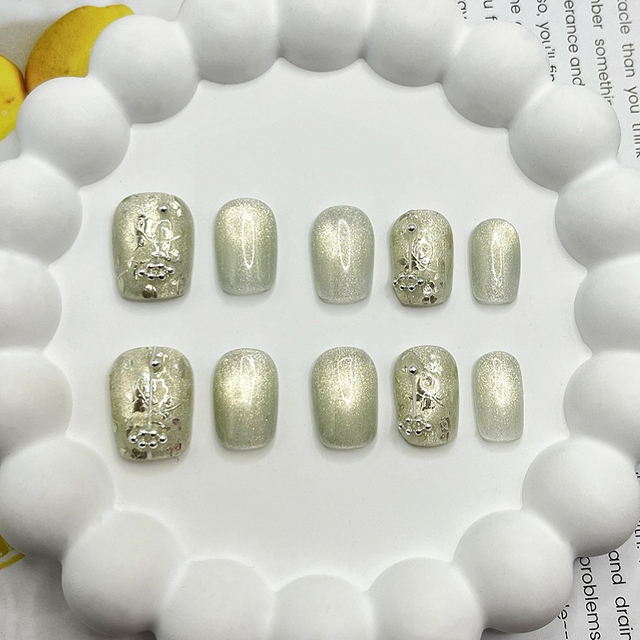 Beautichen — набор из 10 накладных ногтей со светлым перламутровым покрытием и металлическим декором