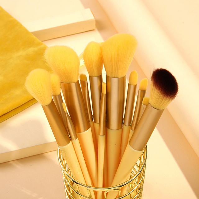 Beautichen: 13 желтых синтетических кистей для макияжа