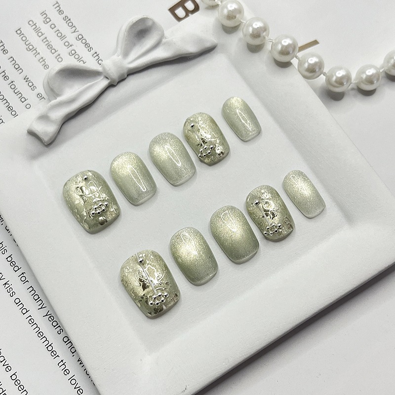 Beautichen — набор из 10 накладных ногтей со светлым перламутровым покрытием и металлическим декором