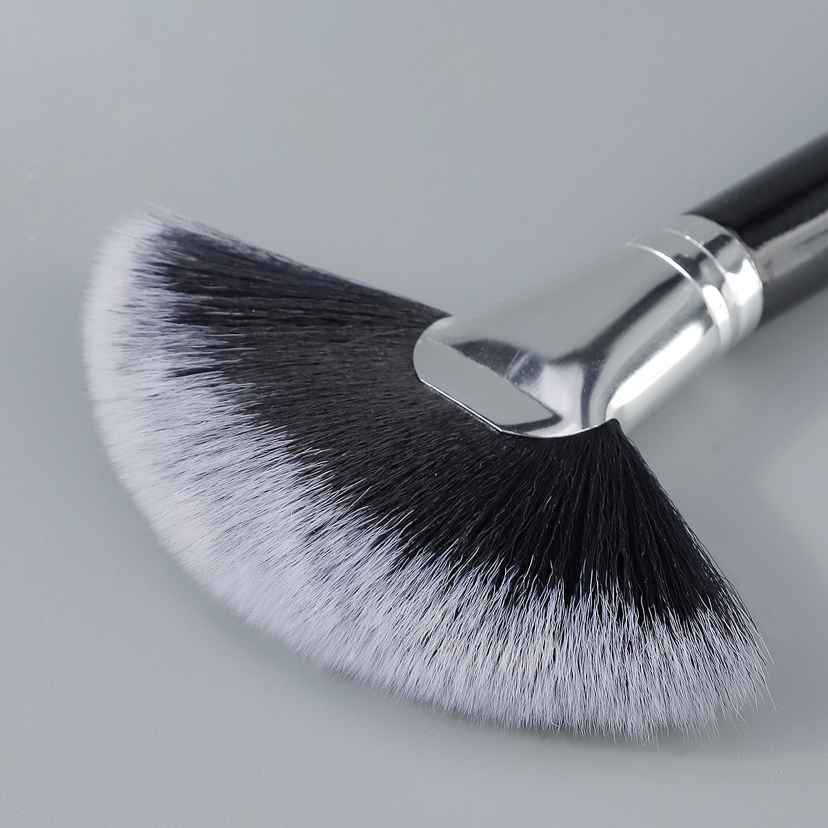 Beautichen | Веерная кисть для макияжа – точность, лёгкость и стиль в каждом движении