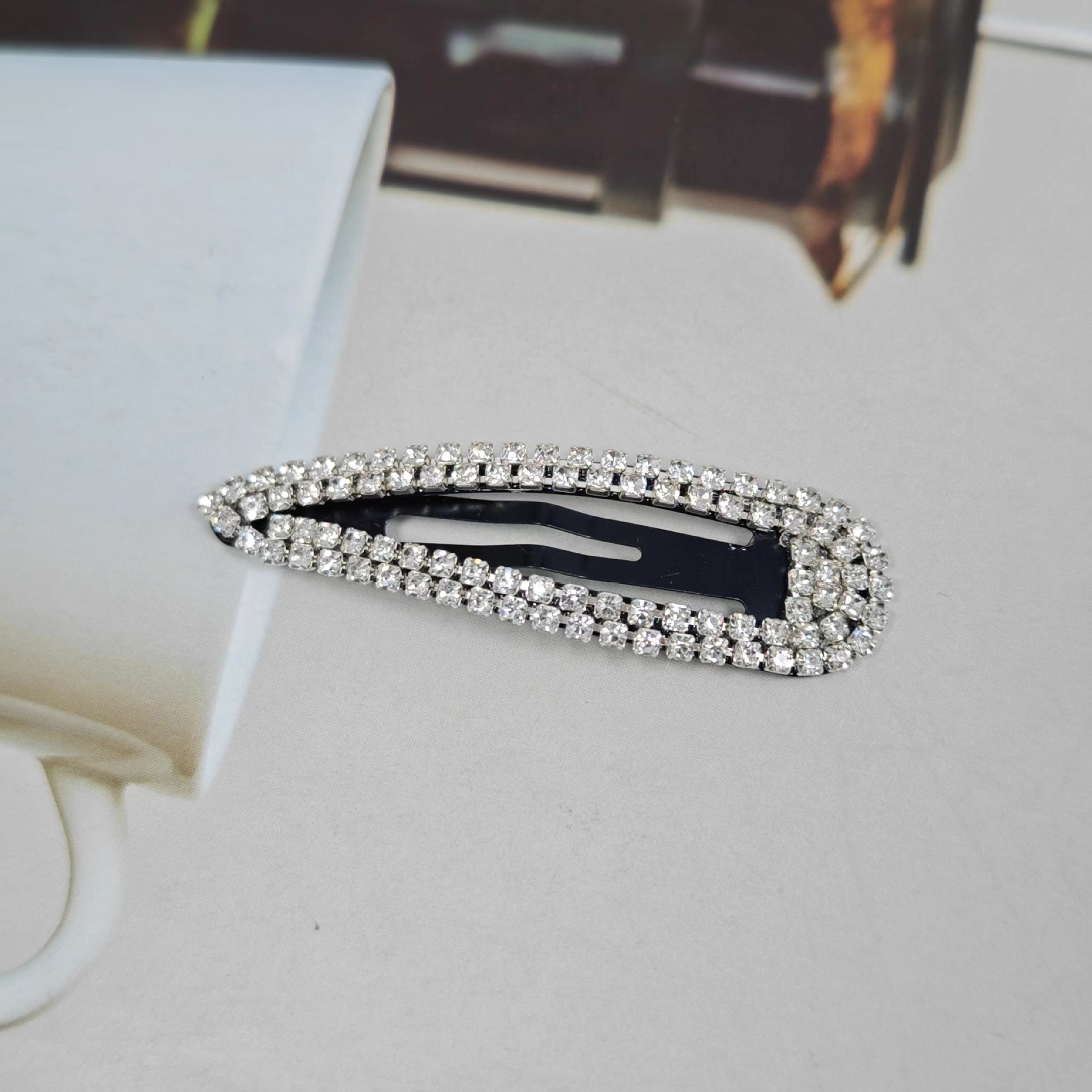 Beautichen металлическая заколка с кристаллами