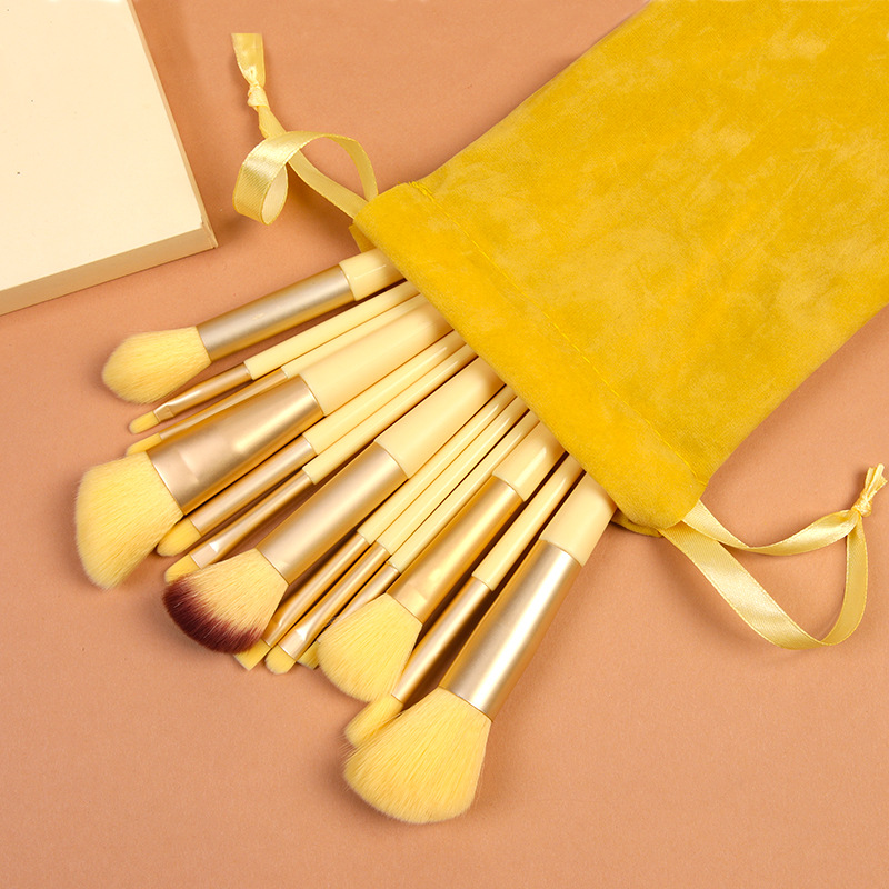 Beautichen: 13 желтых синтетических кистей для макияжа