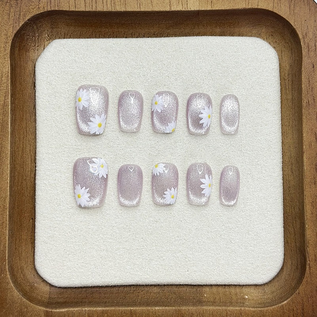 Beautichen — набор из 10 накладных ногтей с ромашками и нежным блеском