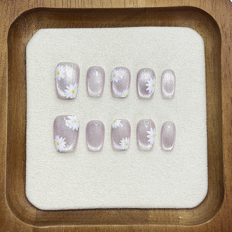Beautichen — набор из 10 накладных ногтей с ромашками и нежным блеском