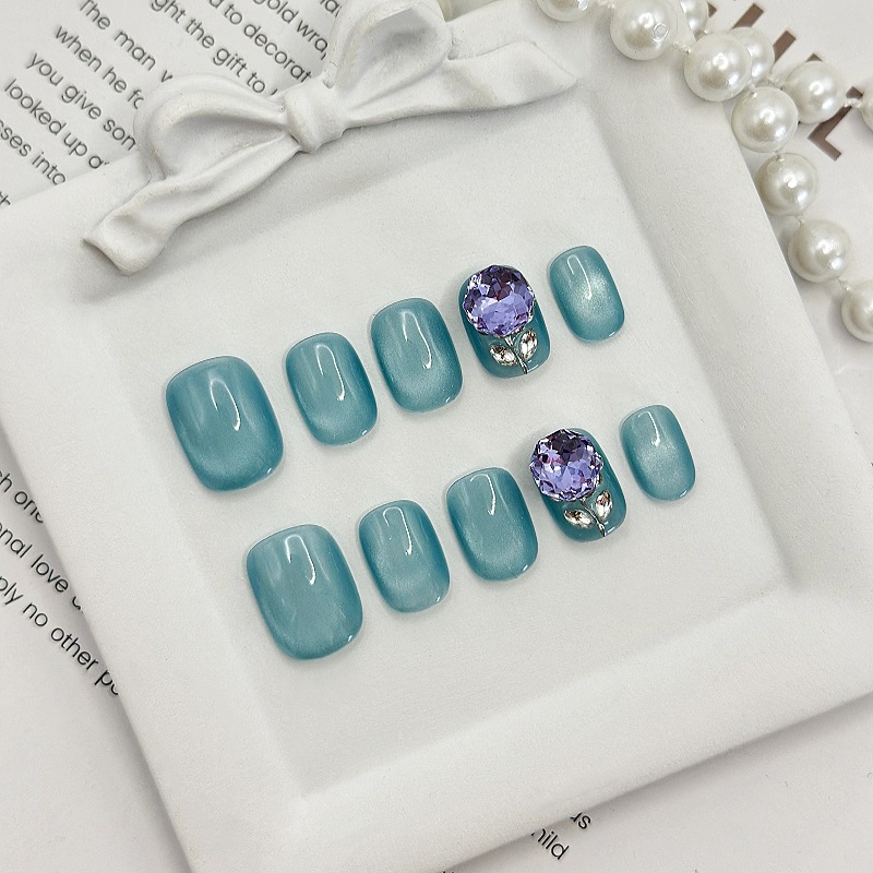 Beautichen — набор из 10 накладных ногтей с бирюзовым покрытием и 3D‑украшениями в виде кристаллов
